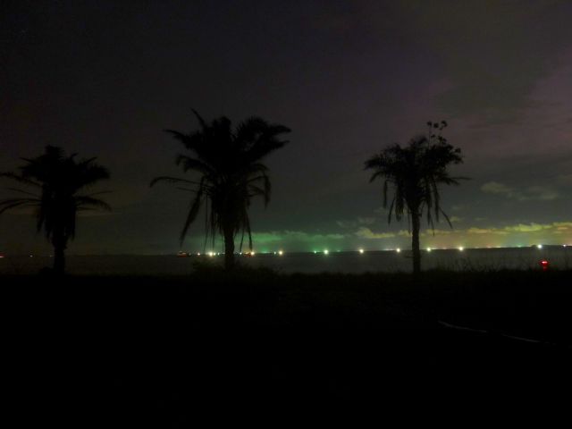 Nachts ist der Himmel von Fischerbooten hell erleuchtet.